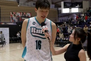 开云体育入口-10个助攻变2个，杨瀚森三双没了！8次秒传猪队友却吐饼，不如CBA