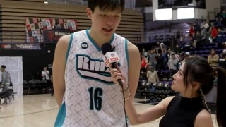 开云体育入口-10个助攻变2个，杨瀚森三双没了！8次秒传猪队友却吐饼，不如CBA