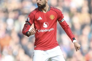 开云体育下载-亨利谈B费的助攻：他不是在踢球，是在思考足球