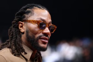 为庆祝罗斯退役公牛球衣，Adidas将复刻Rose 1球鞋，售价130美元